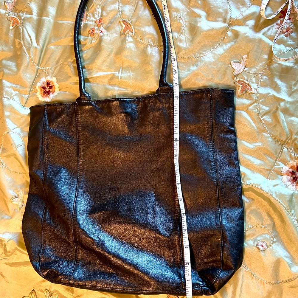 Chico’s Black Leather Tote Bag 100% leather and 100% cotton liner. Weight 1.0 lb - Picture 5 of 8